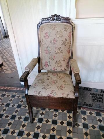 Fauteuil de chambre ancien avec pot intégré. beschikbaar voor biedingen