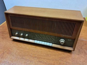 antieke radio  beschikbaar voor biedingen