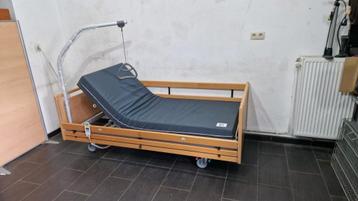 Invacare SB755 medisch bed met 4 functies, gekocht voor 3300 beschikbaar voor biedingen
