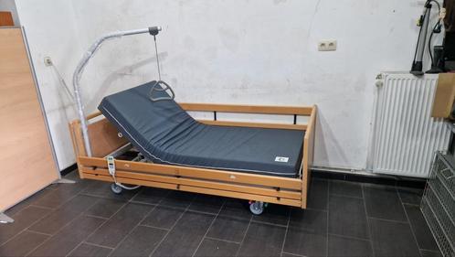 Invacare SB755 medisch bed met 4 functies, gekocht voor 3300, Diversen, Verpleegmiddelen, Zo goed als nieuw, Ophalen of Verzenden