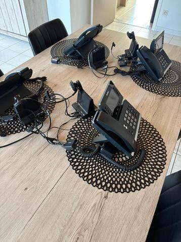 Vaste telefoon en headsets beschikbaar voor biedingen