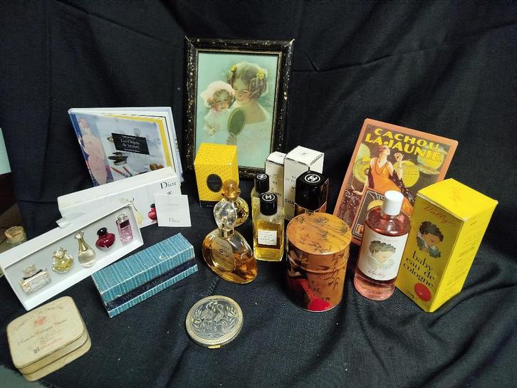 GROTE PARTIJ OUDE PARFUMS MET DOOS, Verzamelen, Parfumverzamelingen, Gebruikt, Parfumfles, Ophalen of Verzenden