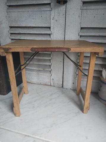 Leuk oud houten invouwbaar draagbaar krukje bankje tafeltje