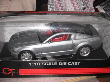 diverse modelauto's op 1/18 beschikbaar voor biedingen