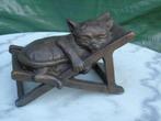 Standbeeld van een kat liggend in een bronzen ligstoel, Tuin en Terras, Tuinbeelden, Nieuw, Overige materialen, Ophalen of Verzenden