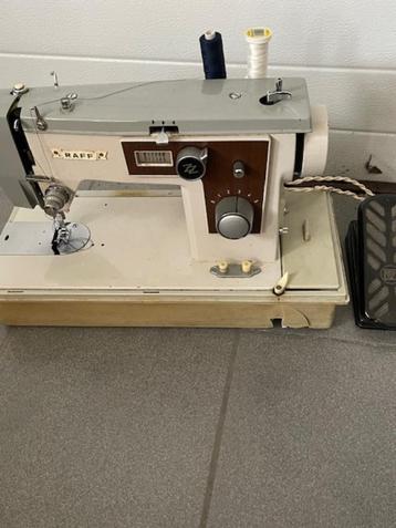 vintage  naaimachine beschikbaar voor biedingen