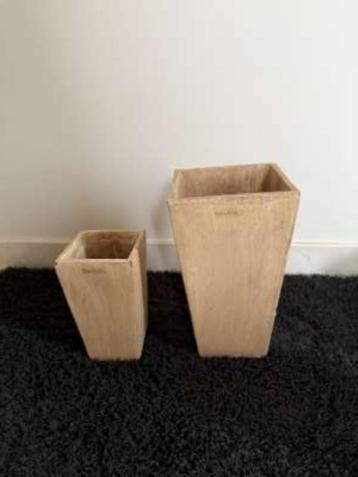 Verschillende soorten bloempotten en een vaas beschikbaar voor biedingen