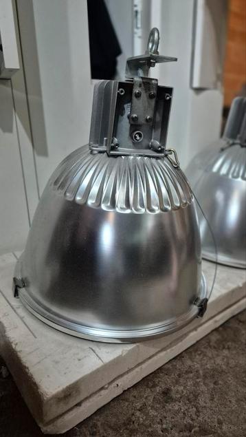 Industriële hanglamp beschikbaar voor biedingen