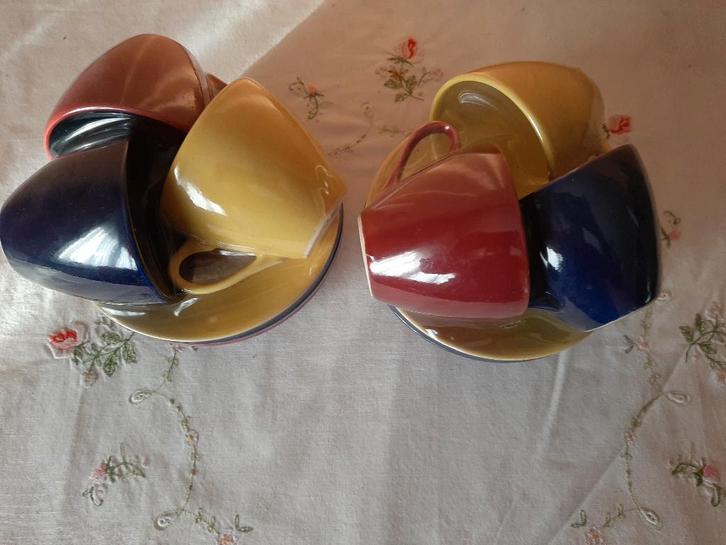 Set van 6 glanzende gekleurde tassen met ondertas, Antiquités & Art, Curiosités & Brocante, Enlèvement