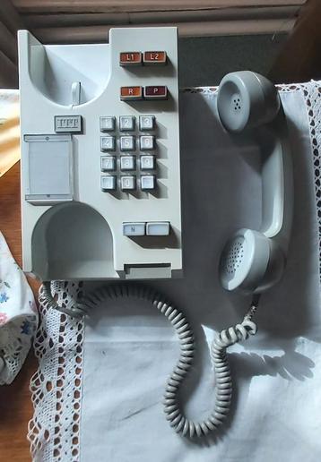 Grijze bureel telefoon met toetsen beschikbaar voor biedingen