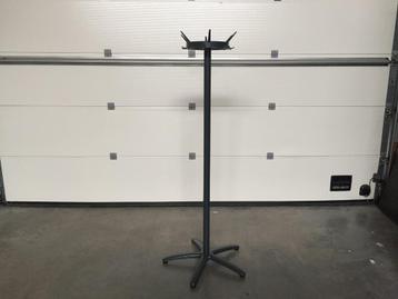 (126) Meerdere kapstokken metaal als nieuw beschikbaar voor biedingen