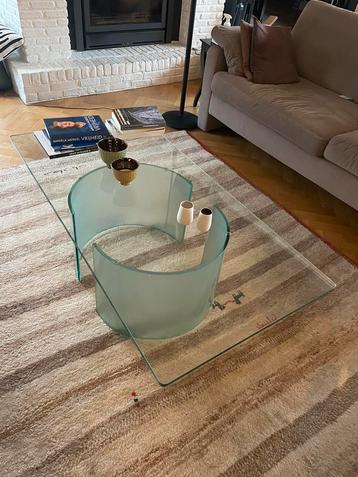 Glazen salontafel beschikbaar voor biedingen