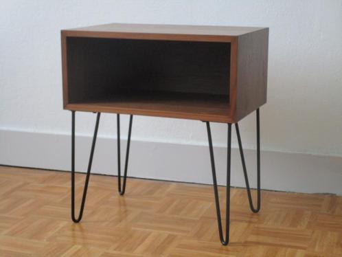 Vintage bijzettafeltje met walnootfineer, Huis en Inrichting, Slaapkamer | Nachtkastjes, Zo goed als nieuw, Minder dan 55 cm, 65 cm of meer