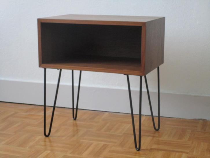 Vintage bijzettafeltje met walnootfineer, Huis en Inrichting, Slaapkamer | Nachtkastjes, Zo goed als nieuw, Minder dan 55 cm, 65 cm of meer