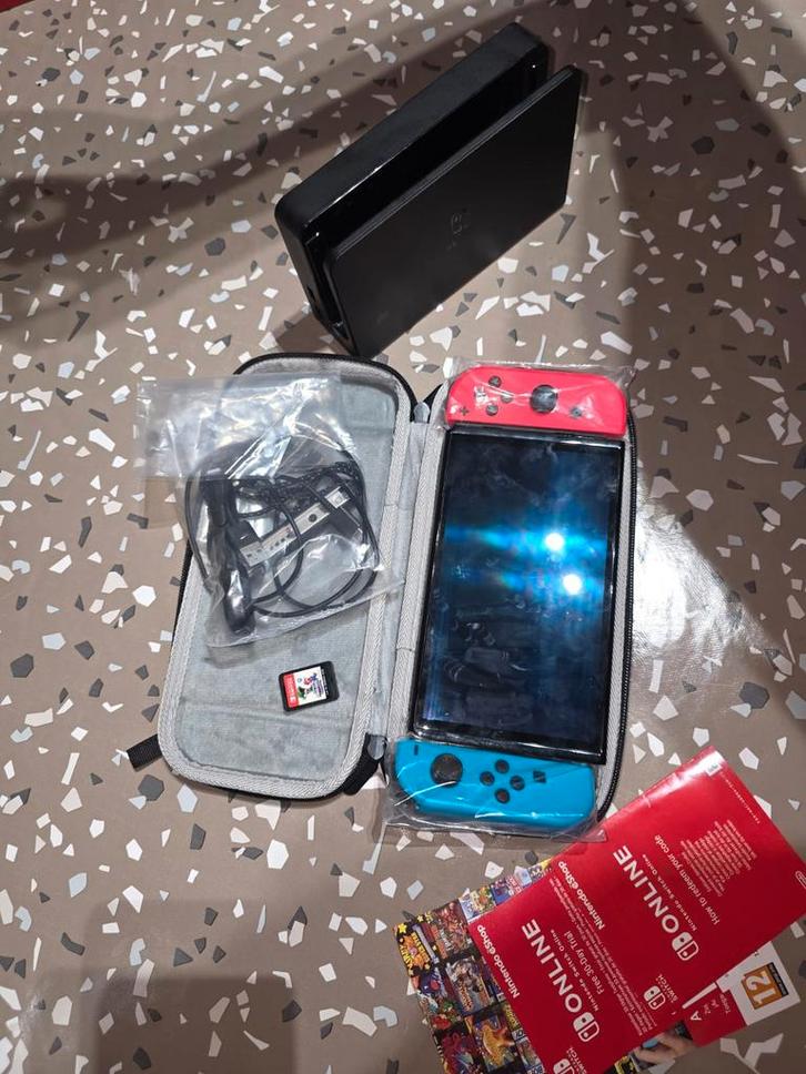 Twee Nintendo Switch OLED-schermen die één keer worden gebru, Games en Spelcomputers, Spelcomputers | Nintendo Game Boy, Ophalen