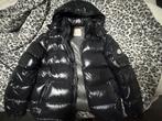 Te koop: Moncler Maya Jas – Zwart, Nieuwstaat, Kleding | Heren, Ophalen, Zo goed als nieuw, Zwart
