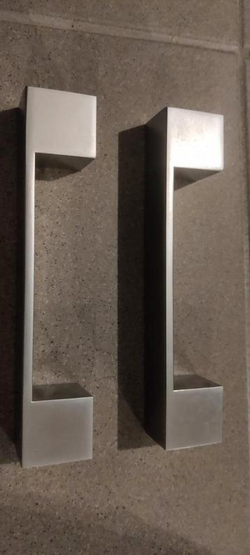 8 handgrepen voor op een kast beschikbaar voor biedingen