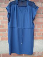 Zomerjurk voor dames. maat 46. blauwe kleur. (Tekst), Kleding | Dames, Jurken, Maat 46/48 (XL) of groter, Zo goed als nieuw, Knielengte