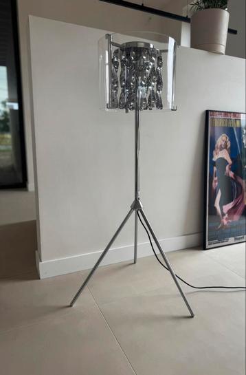 Vloerlamp driepoot helder glazen kap, Neuf, Enlèvement, 100 à 150 cm, Modern