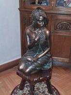 Bronzen beeld dame op krukje, Antiek en Kunst, Ophalen
