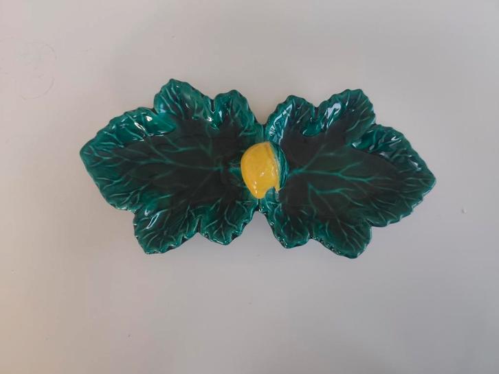 double coupe/vide poche en barbotine feuille de chou. 33 cm, Huis en Inrichting, Woonaccessoires | Dienbladen, Zo goed als nieuw