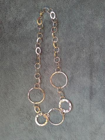 Zilveren halsketting met grote cirkels met hobbelig effect
