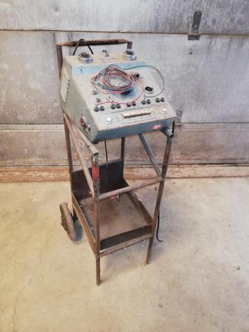 Antieke auto bromfiets werkplaats garage meetapparatuur