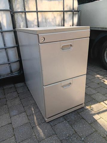 Lage archiefkasten beschikbaar voor biedingen