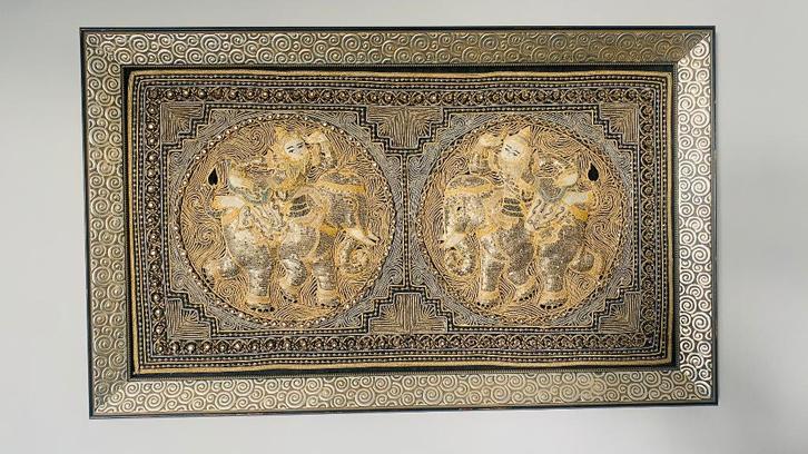 Ingelijst vintage Thais Kalaga‑borduurwerk 103x63 cm, Huis en Inrichting, Woonaccessoires | Wanddecoraties, Gebruikt, Ophalen