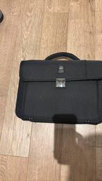 Delsey Omega, Enlèvement, Porte-document