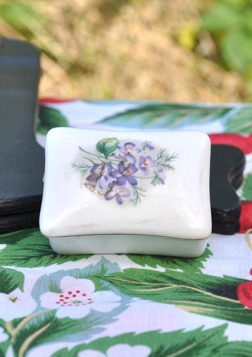 boite a pilule rectangulaire porcelaine decor violette, Enlèvement ou Envoi