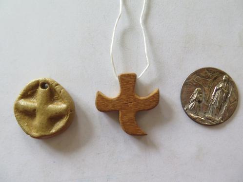 kruisje, Verzamelen, Religie, Zo goed als nieuw, Christendom | Katholiek, Sieraad, Ophalen of Verzenden