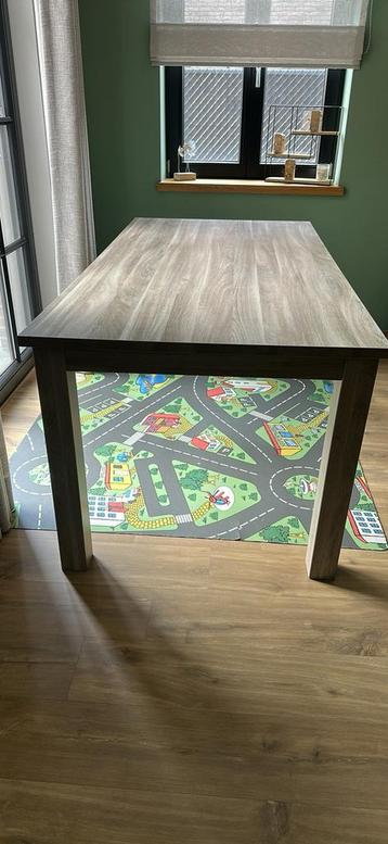 Eettafel beschikbaar voor biedingen