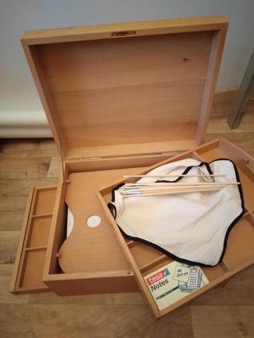 Caisse en bois avec toiles et bloc de croquis beschikbaar voor biedingen