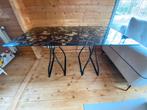 Bureau ikea avec plateau en verre et pieds en metal noirs., Ophalen, Zo goed als nieuw, Bureau