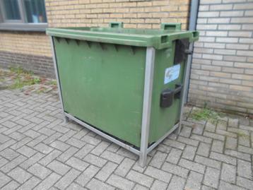 kunststof klikobak gemonteerd op metalen pallet beschikbaar voor biedingen