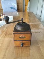 Zeer oude koffiemolen, Ophalen