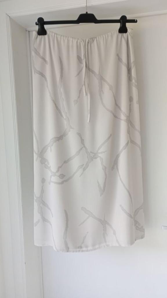 Lange rok maat B42 lichtgrijs, Kleding | Dames, Rokken, Zo goed als nieuw, Maat 42/44 (L), Grijs, Onder de knie, Ophalen