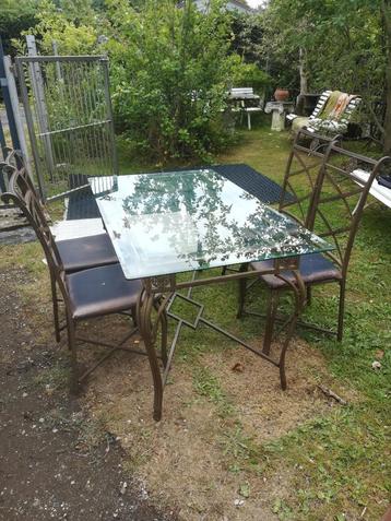 Een mooie tafel + 4 stoelen beschikbaar voor biedingen
