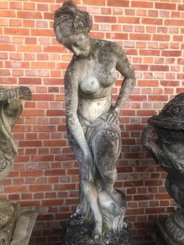 Mooi verweerd Tuinbeeld vrouw  beschikbaar voor biedingen