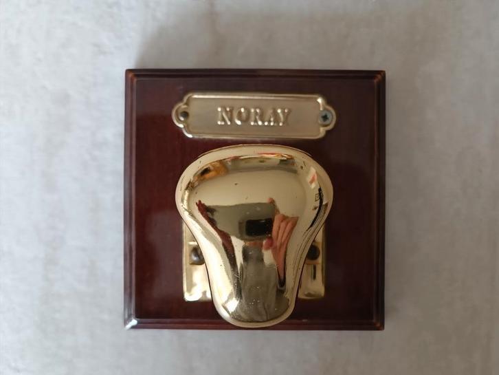 Paperweight - Aanlegboot op houten steun - NORAY, Verzamelen, Scheepvaart, Gebruikt, Overige typen, Ophalen