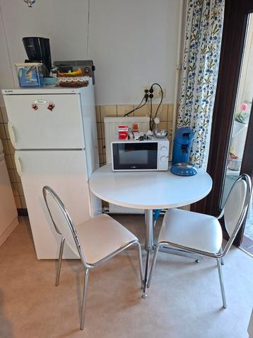 ⚠️⚠️Table 1Mx1M Ht 75cm 4 chaises 2 tabourets vintage 1970 beschikbaar voor biedingen