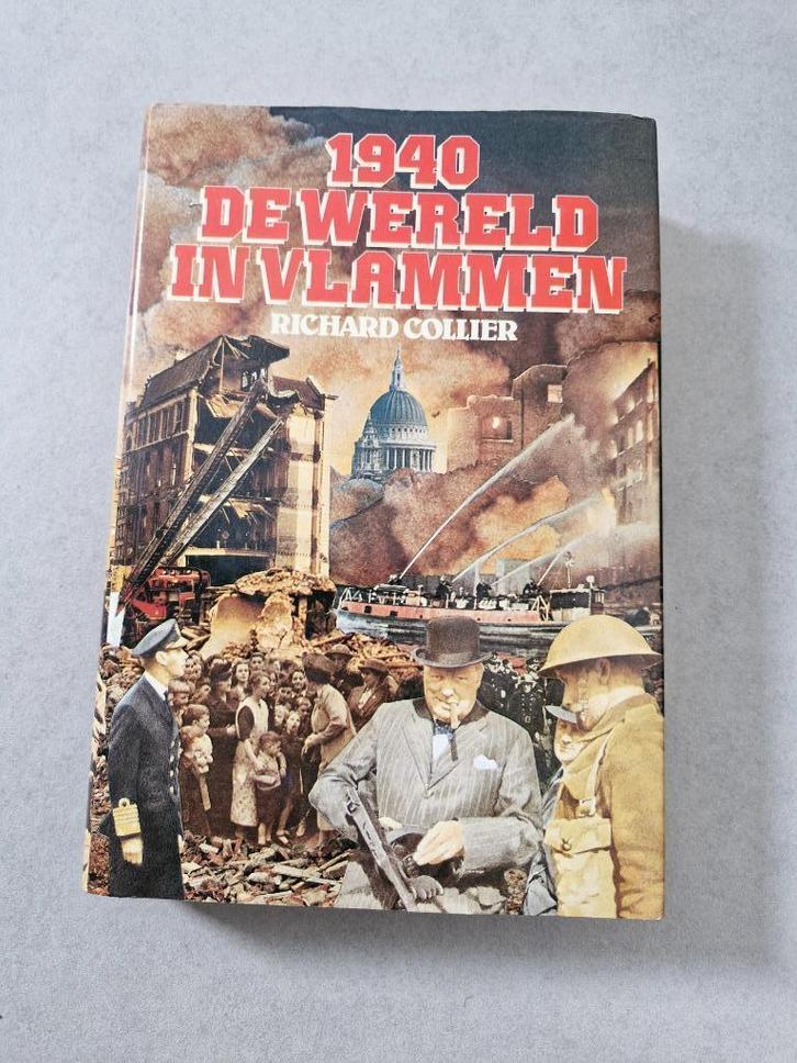 1940 De wereld in vlammen - Richard Collier, Boeken, Oorlog en Militair, Gelezen, Algemeen, Tweede Wereldoorlog, Ophalen of Verzenden