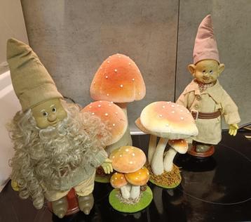 Twee vintage elfen met paddestoelen te koop. beschikbaar voor biedingen