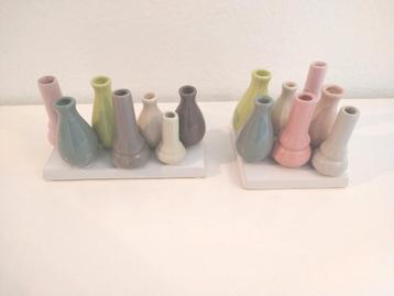 Vases colorés (7 pièces sur un plateau)