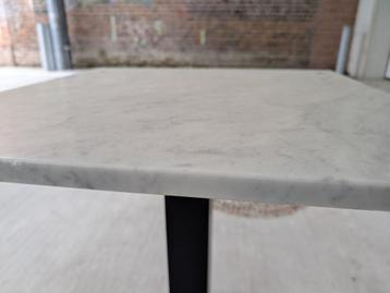 4 stijlvolle bistrotafels (wit marmer en zwart metaal) beschikbaar voor biedingen
