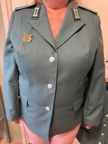 Grote collectie DDR dames uniformen beschikbaar voor biedingen
