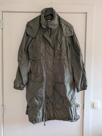 Lange kaki kleurige regenjas beschikbaar voor biedingen