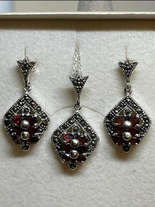 Zilveren oorbellen en hanger met granaat, Handtassen en Accessoires, Oorbellen, Nieuw, Knopjes of Stekers, Zilver, Rood, Met edelsteen