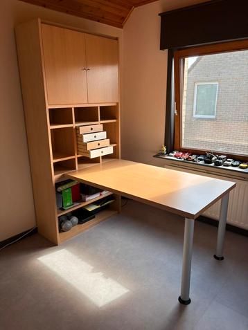 Kast met bureau beschikbaar voor biedingen